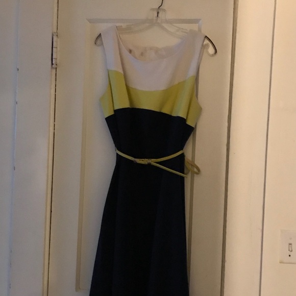 Dress Barn Dresses & Skirts - EUC White, yellow, and navy blue dress with belt